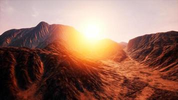 asombrosas formaciones de arenisca en la famosa puesta de sol en Monument Valley video