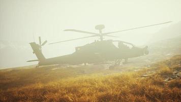 hélicoptère militaire dans les montagnes en guerre video