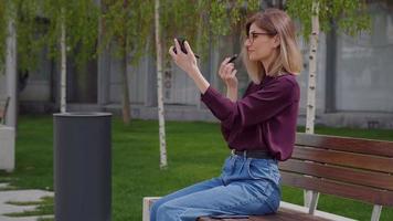 la femme dessine ses lèvres avec des looks de rouge à lèvres video