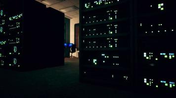 sala de servidores moderna con luz de supercomputadoras