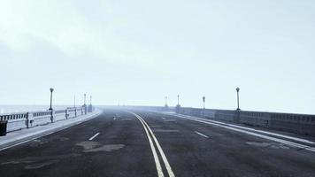 vue du pont sur la rivière dans le brouillard video