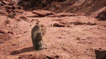 estatua antigua en el desierto de las rocas video