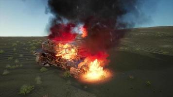 verbrannter Panzer in der Wüste bei Sonnenuntergang video