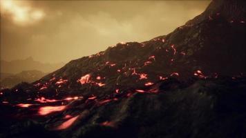 vulkaanuitbarsting met verse hete lavavlammen en gassen die uit de krater komen video
