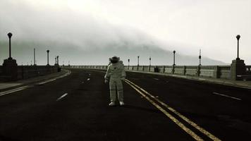 astronauta camina en medio de una carretera video