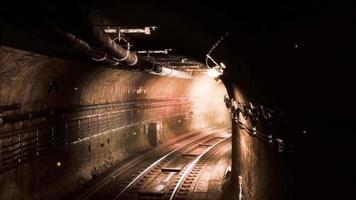 oscuro viejo túnel de metro abandonado video