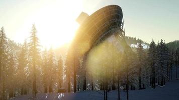 observatoriets radioteleskop i skogen vid solnedgången video