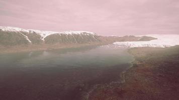 montagnes enneigées et icebergs à la dérive dans la mer du groenland video