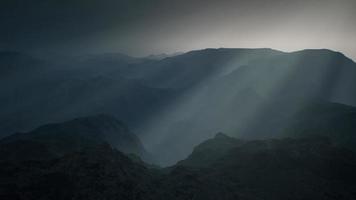 silhueta de montanha rochosa preta em nevoeiro profundo