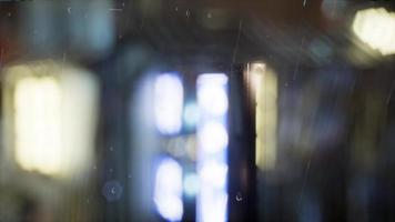 stedelijke scène op regenachtige nacht video