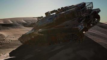 tanques militares destruidos en el desierto al atardecer