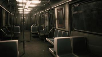 vagón de metro está vacío debido al brote de coronavirus en la ciudad foto