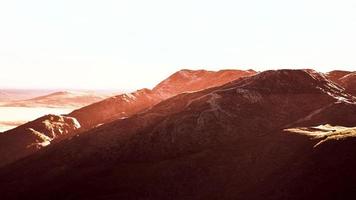 paisaje de montaña de invierno al atardecer foto