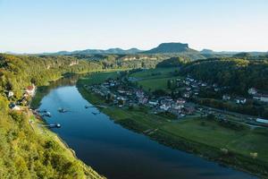 saxon, suiza 2019- rathen resort junto al río elba foto