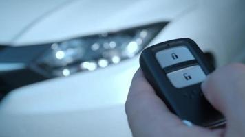 pulsando el botón de la llave del coche y las luces parpadean video