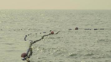 onde del mare e cielo blu. mare mosso dal vento. increspatura del mare azzurro. video