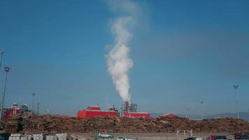 fumaça poluir a atmosfera da indústria com poluição de ecologia de fumaça. video