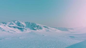 montañas nevadas en alaska con niebla foto