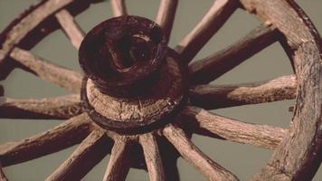 rueda de madera vintage rústica hecha a mano utilizada en vagones medievales foto