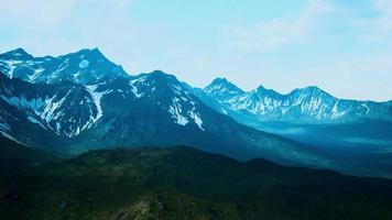 paisaje de montaña en un brillante día soleado de verano foto