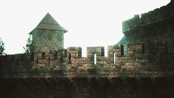 antiguas murallas del castillo al atardecer foto