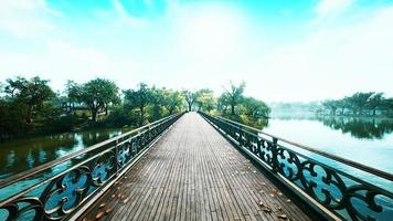 Puente viejo de 8k en el parque en verano foto