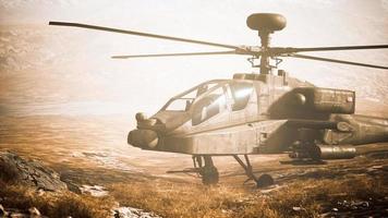 helicóptero militar en montañas en guerra foto