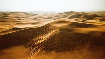 puesta de sol sobre las dunas de arena en el desierto. valle de la muerte, estados unidos foto