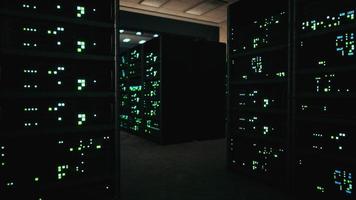 sala de servidores moderna con luz de supercomputadoras foto
