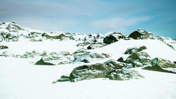 rocas cubiertas de nieve en invierno foto