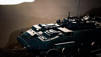 viejo vehículo militar en las montañas de Afganistán