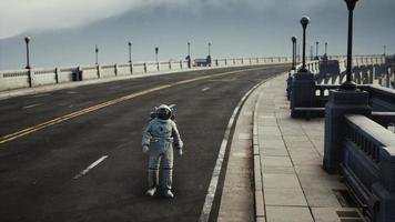 astronauta en traje espacial en el puente de carretera foto