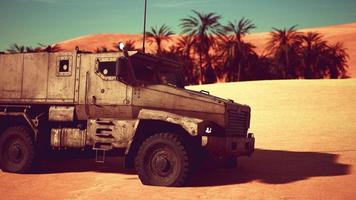 camión militar blindado en el desierto foto