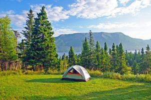 camping temprano en la mañana en la costa foto