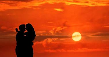 imagen de la puesta de sol de silueta de pareja