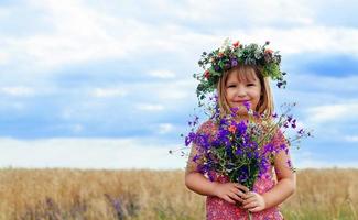 linda niña en el campo de trigo de verano foto