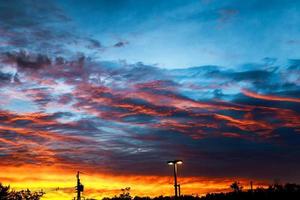puesta de sol de colores brillantes nubes hermosas foto