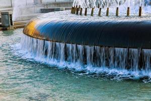 fuente de agua en la plaza de la ciudad foto