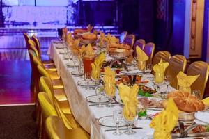 mesa de banquete de catering bellamente decorada con diferentes bocadillos y aperitivos foto