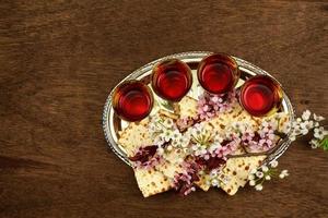 Pesach bodegón con vino y matzá pan de pascua judía foto