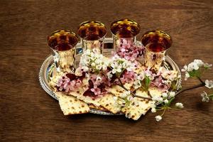 Pesach bodegón con vino y matzá pan de pascua judía foto