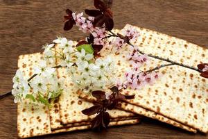 Pesach bodegón con vino y matzá pan de pascua judía foto