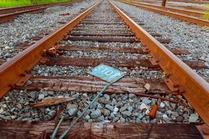 plataforma de tren de carga al atardecer. ferrocarril en ucrania. ferrocarril foto