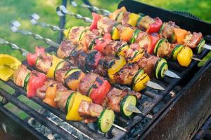 apetitoso carne fresca shish kebab preparado parrilla madera foto