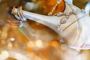 anillos de boda y alto foto