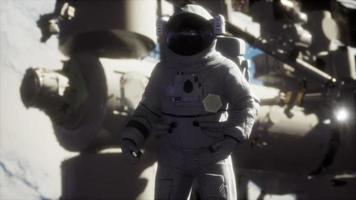 8k astronauta fuori dalla stazione spaziale internazionale su una passeggiata spaziale video
