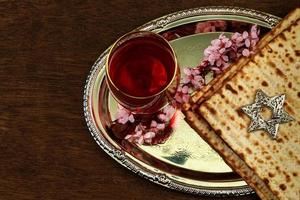 Pesach bodegón con vino y matzá pan de pascua judía foto