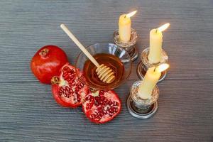 rosh hashanah jewesh concepto de vacaciones miel, manzana granada foto