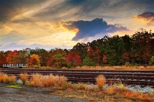 colorido atardecer de otoño con rayos de sol coloreando las nubes foto