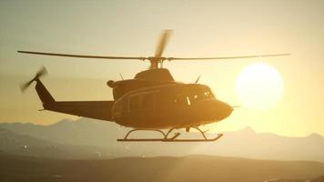 Helicóptero militar de Estados Unidos en cámara lenta de 8k en Vietnam video